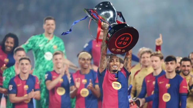 Raphinha levanta troféu do título da La Liga. Foto: Florencia Tan Jun/Getty Images
