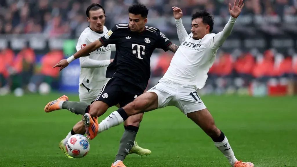 Castrop (à direita) foi expulso no jogo entre Borussia Monchengladbach e Bayern de Munique (foto: Dean Mouhtaropoulos/Getty Images)