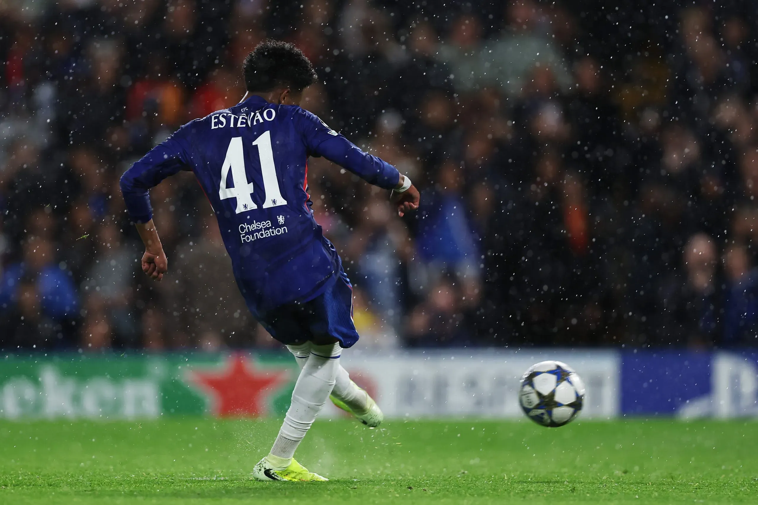 Estêvão pelo Chelsea. Foto: Justin Setterfield/Getty Images