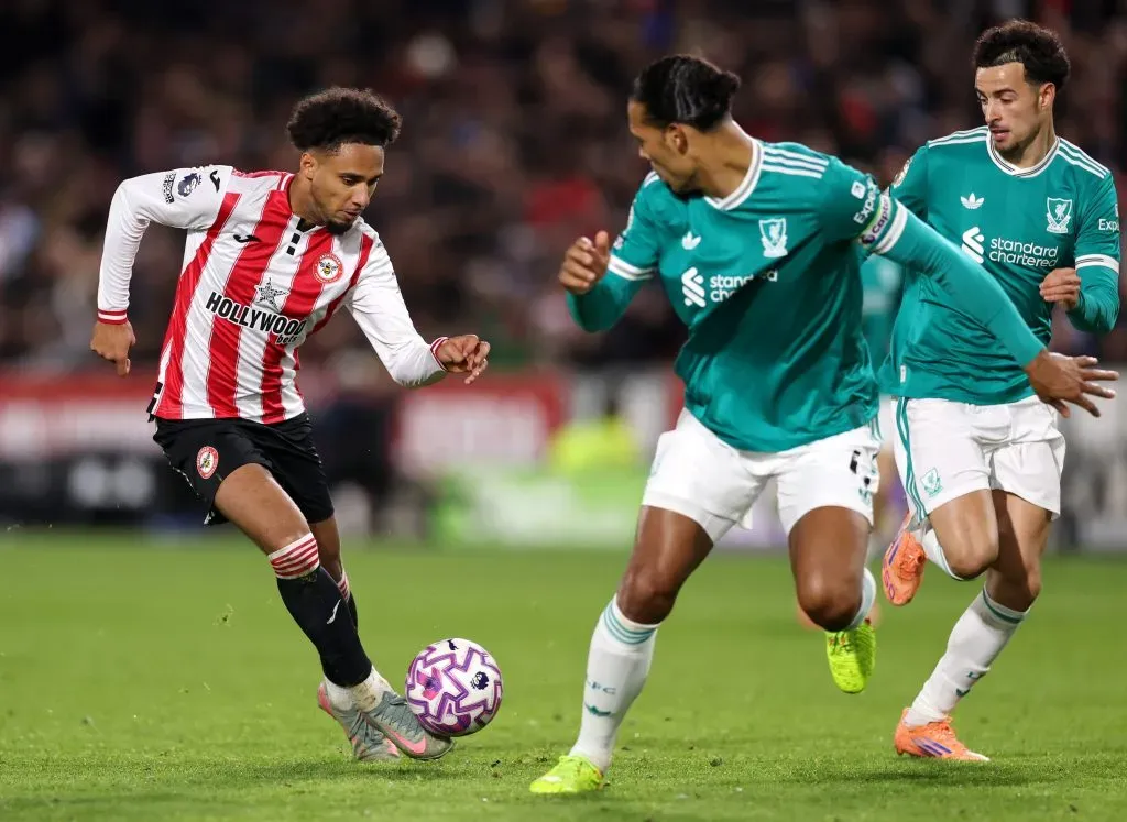 Kevin Schade contra Van Dijk em Brentford x Liverpool. (Foto: Ryan Pierse/Getty Images)