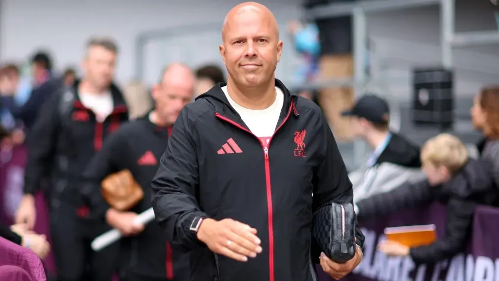 Arne Slot pelo Liverpool. (foto: Matt McNulty/Getty Imagens)
