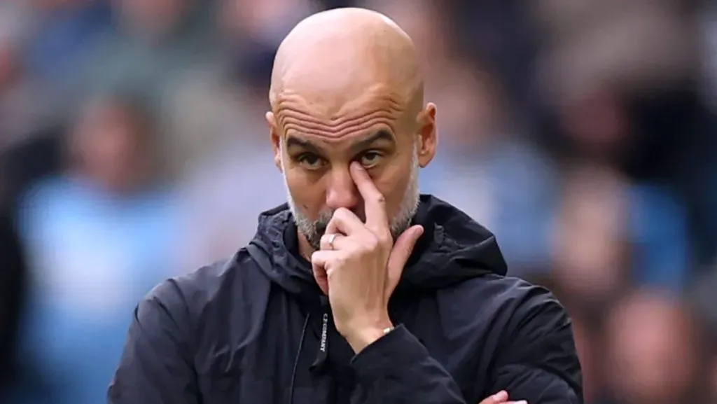 Guardiola, pensativo, à beira do gramado