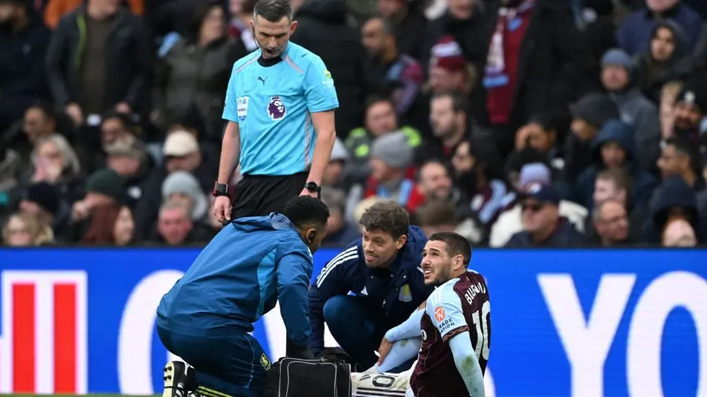 Buendía se machucou no jogo entre Aston Villa e Manchester City (foto: Shaun Botterill/Getty Images)