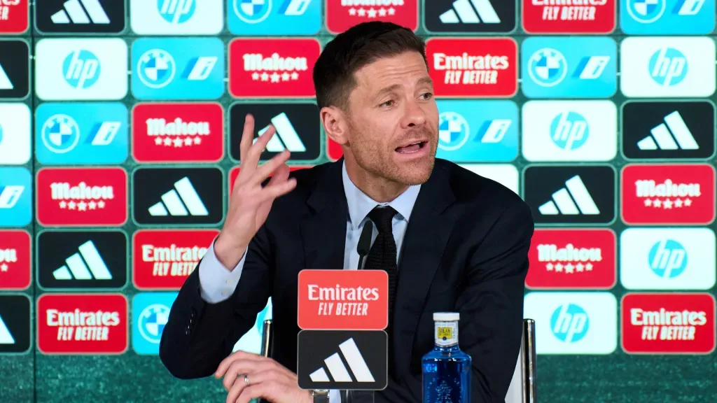 Xabi Alonso, de terno, durante entrevista coletiva no Real Madrid. (Foto: Angel Martinez/Getty Images)