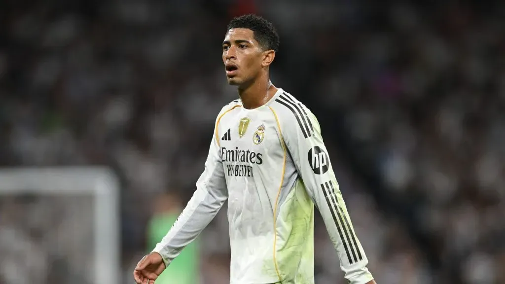 Bellingham em campo com a camisa tradicional do Real Madrid (Foto: Denis Doyle/Getty Images)