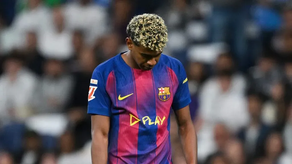 Lamine Yamal de cabeça baixa após derrota do Barcelona para o Real Madrid