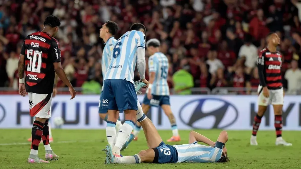 Santiago Sosa recebe atendimento de colega no jogo Flamengo x Racing