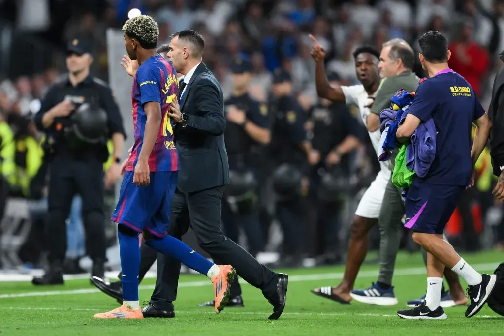 Vini Jr também discutiu com Lamine Yamal, do Barcelona após a partida ainda dentro de campo. Ele não gostou que Pedri foi conversar com o árbitro e discutiu com ele, e também com Ferrán Torres, segundo o Mundo Deportivo (Foto: David Ramos/Getty Images)