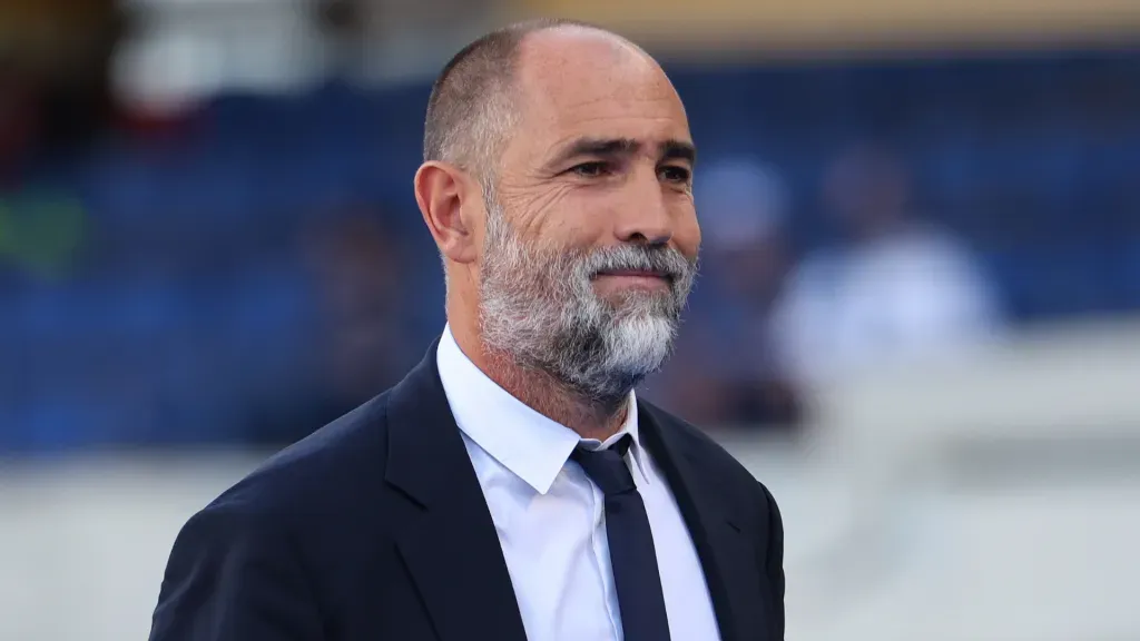 Igor Tudor, de terno, durante partida da Juventus (Foto: Francesco Scaccianoce/Getty Images)