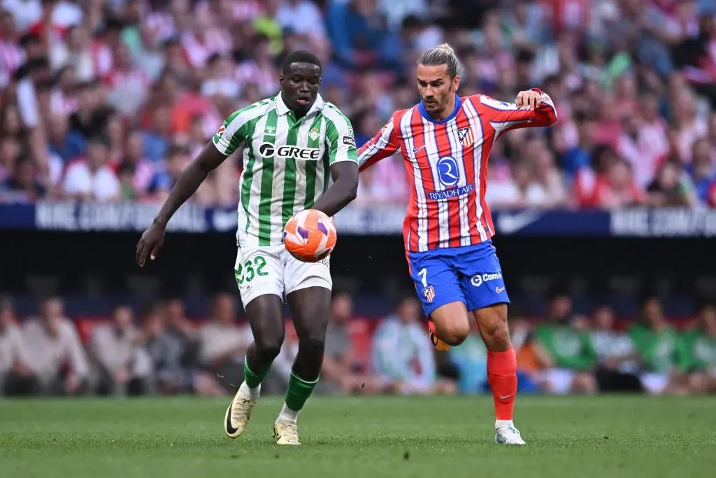 Nobel Mendy, do Real Betis, disputa a posse de bola com Antoine Griezmann, do Atlético de Madrid, durante a partida da La Liga EA Sports entre Atlético de Madrid e Real Betis Balompié, no Riyadh Air Metropolitano, em 18 de maio de 2025, em Madri, Espanha. (Foto de Denis Doyle/Getty Images)