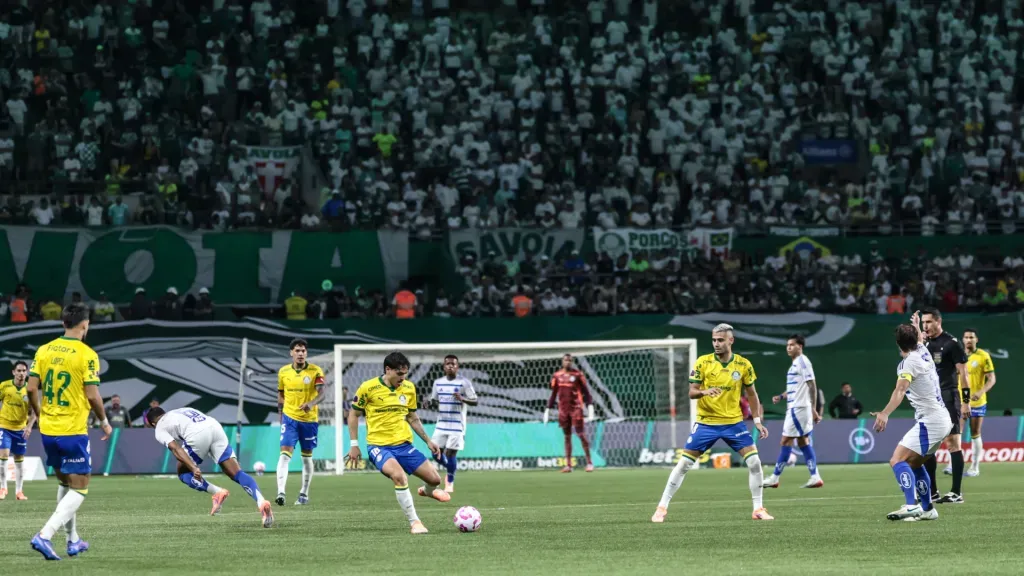 Torcida do Palmeiras pede treino aberto (Foto: Marcello Zambrana/AGIF)