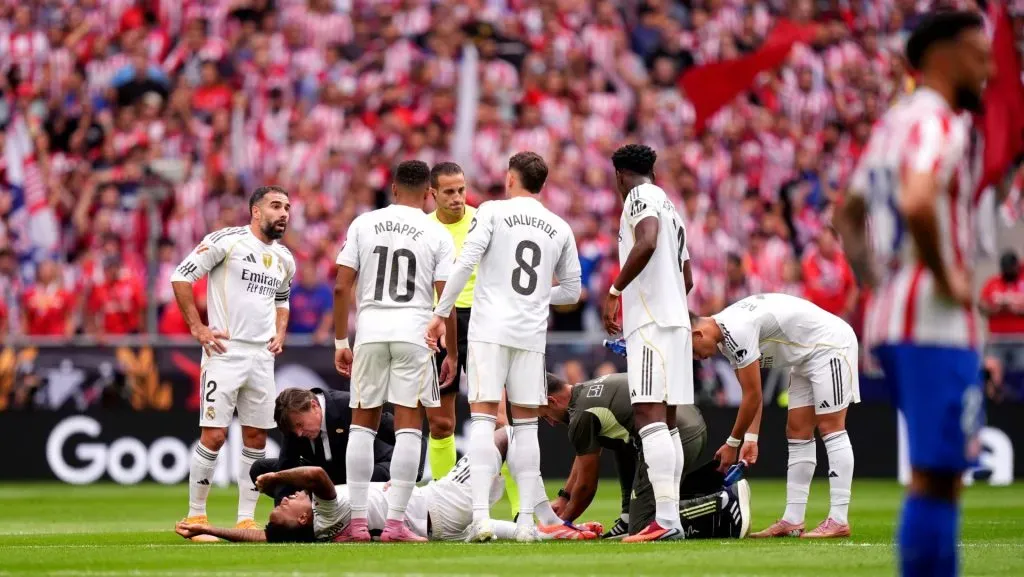 Dani Carvajal recebe tratamento médico durante partida da La Liga. Foto: Angel Martinez/Getty Images