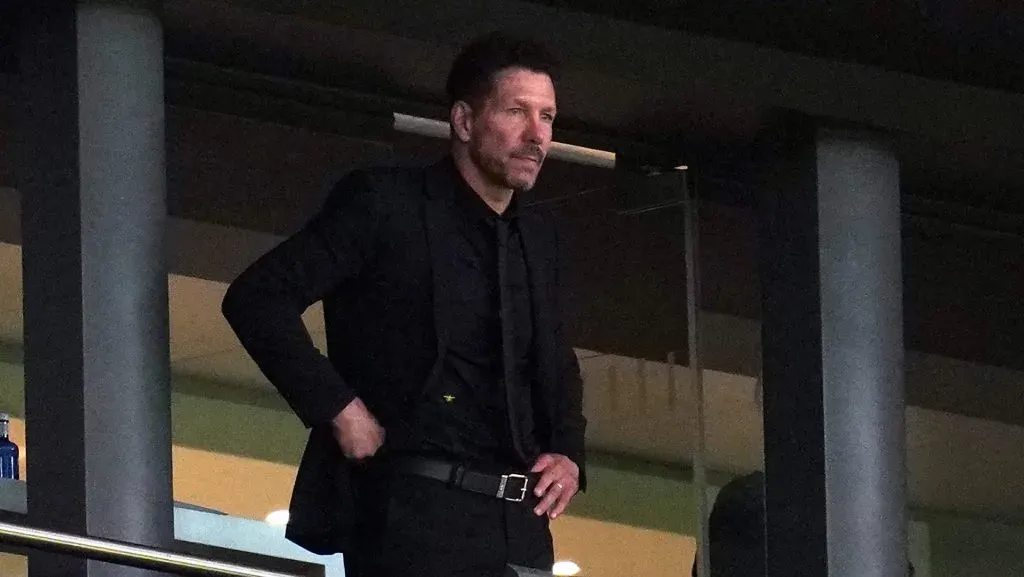 Diego Simeone na cabine assistindo ao jogo do Atlético de Madrid (Photo by Aitor Alcalde/Getty Images)