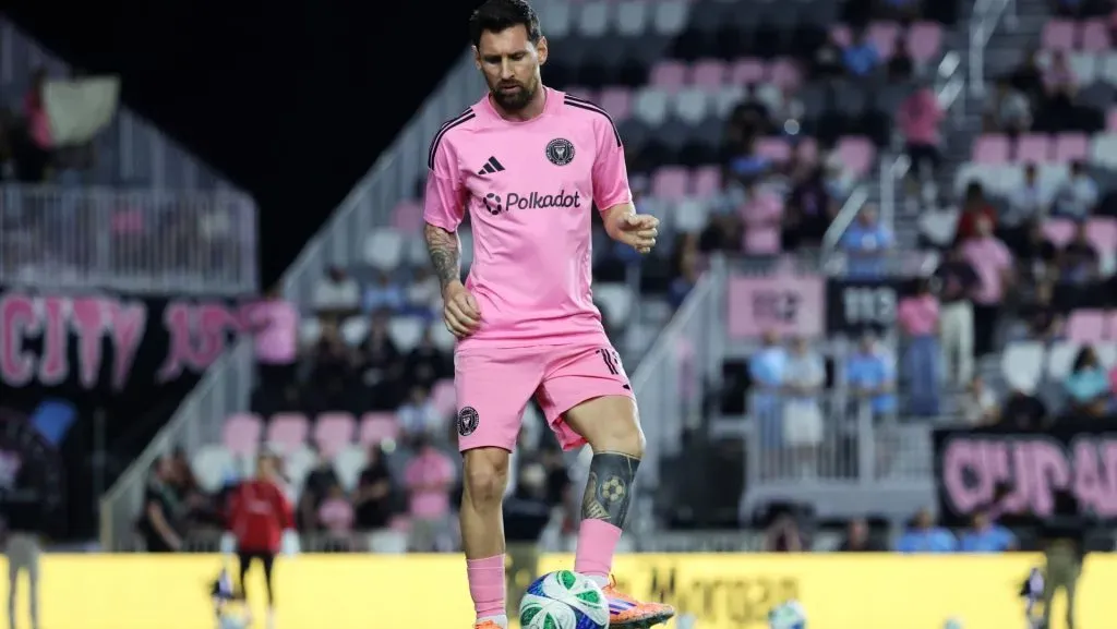 Lionel Messi se aquece antes da partida da MLS. Foto: Leonardo Fernandez/Getty Images
