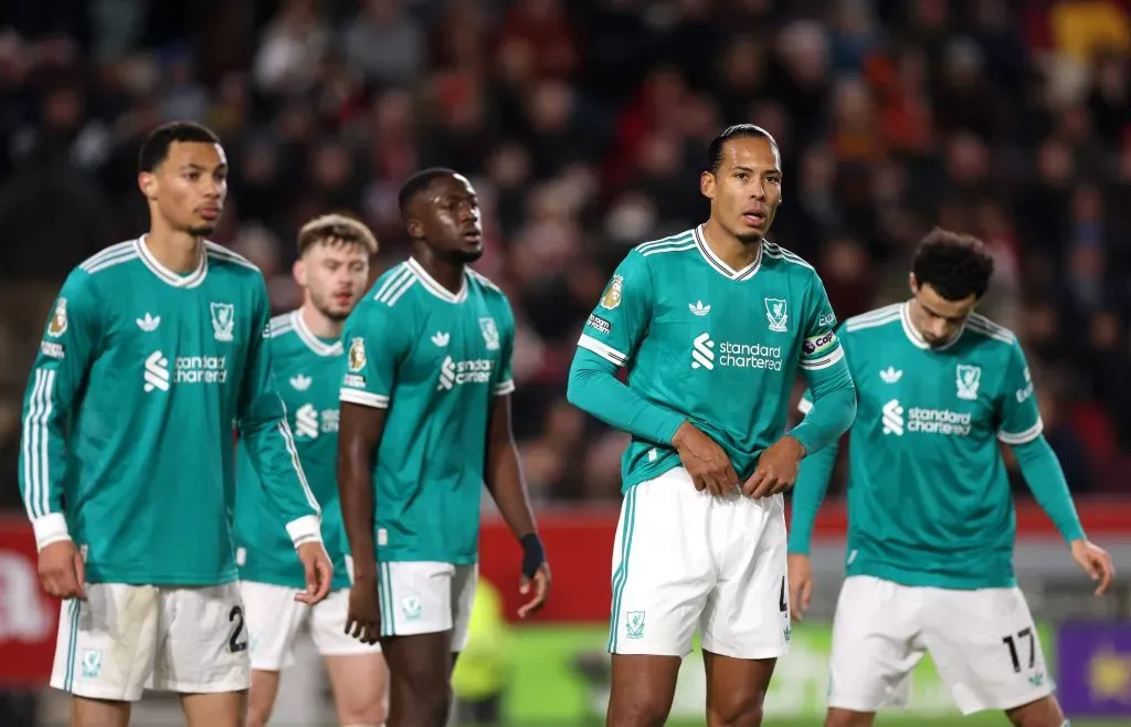 Arne Slot pode mudar quase toda a escalação contra o Crystal Palace na Copa da Liga Inglesa em relação ao jogo contra o Brentford, pela Premier League. (Foto: Alex Pantling/Getty Images)