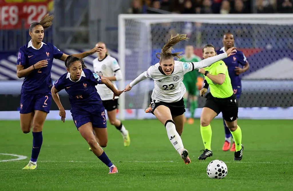 Jogadoras de Alemanha e França brigam pela bola - Foto: Catherine Steenkeste/Getty Images