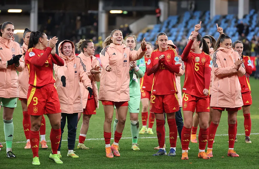 Jogadoras da Espanha comemoram a classificação para a final da Women’s Nations League – Foto: Michael Campanella/Getty Images