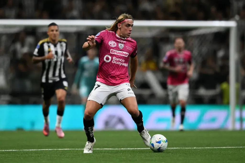 Claudio Spinelli contra o Atlético Mineiro. (Foto: Pedro Vilela/Getty Images)