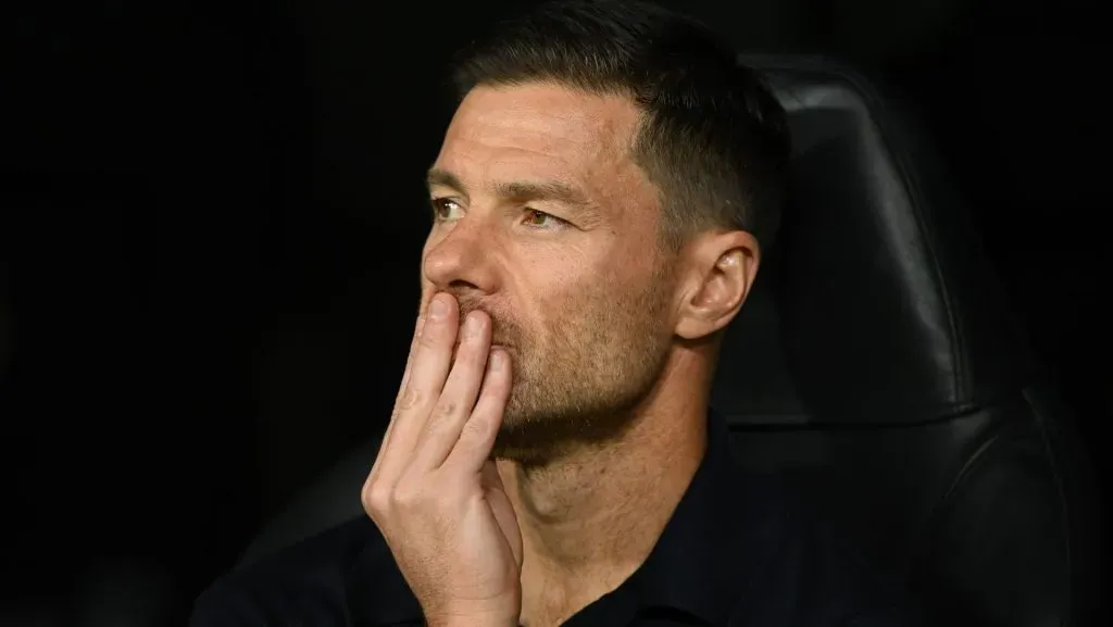 Xabi Alonso no banco, observando a partida do Real Madrid, com a mão na boca. Foto: Denis Doyle/Getty Images