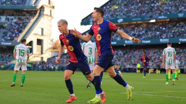 Lewandowski comemora com Dani Olmo após marcar gol durante partida da LaLiga. Foto: Fran Santiago/Getty Images