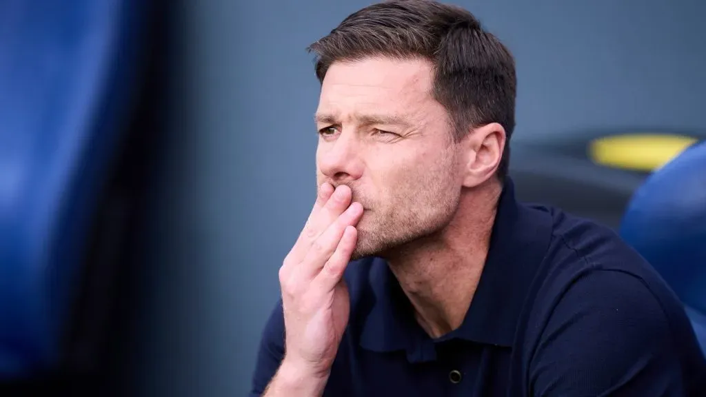 Xabi Alonso no banco de reservas do Real Madrid. Foto: Juan Manuel Serrano Arce/Getty Images