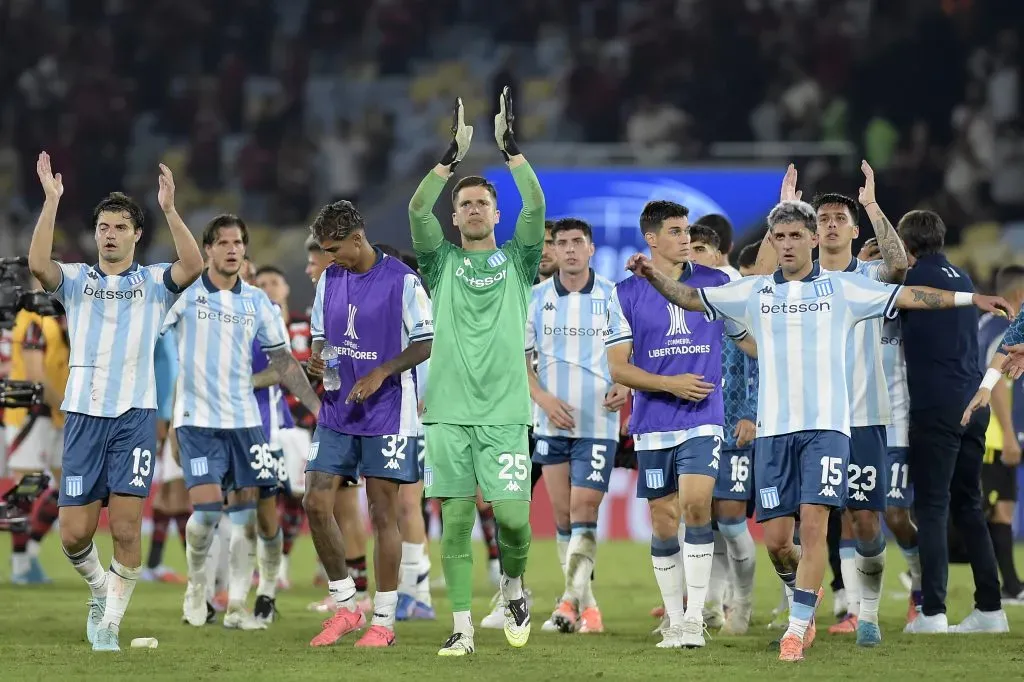 Jogadores do Racing contra o Flamengo, no Maracanã. Time não terá quatro jogadores, além de quatro pendurados para essa partida nesta quarta-feira (29), às 21h30 (de Brasília), na Argentina. (Foto: Dhavid Normando/Getty Images)