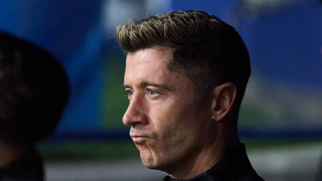 Robert Lewandowski com rosto fechado antes de partida do Barcelona (Foto: Juan Manuel Serrano Arce/Getty Images)