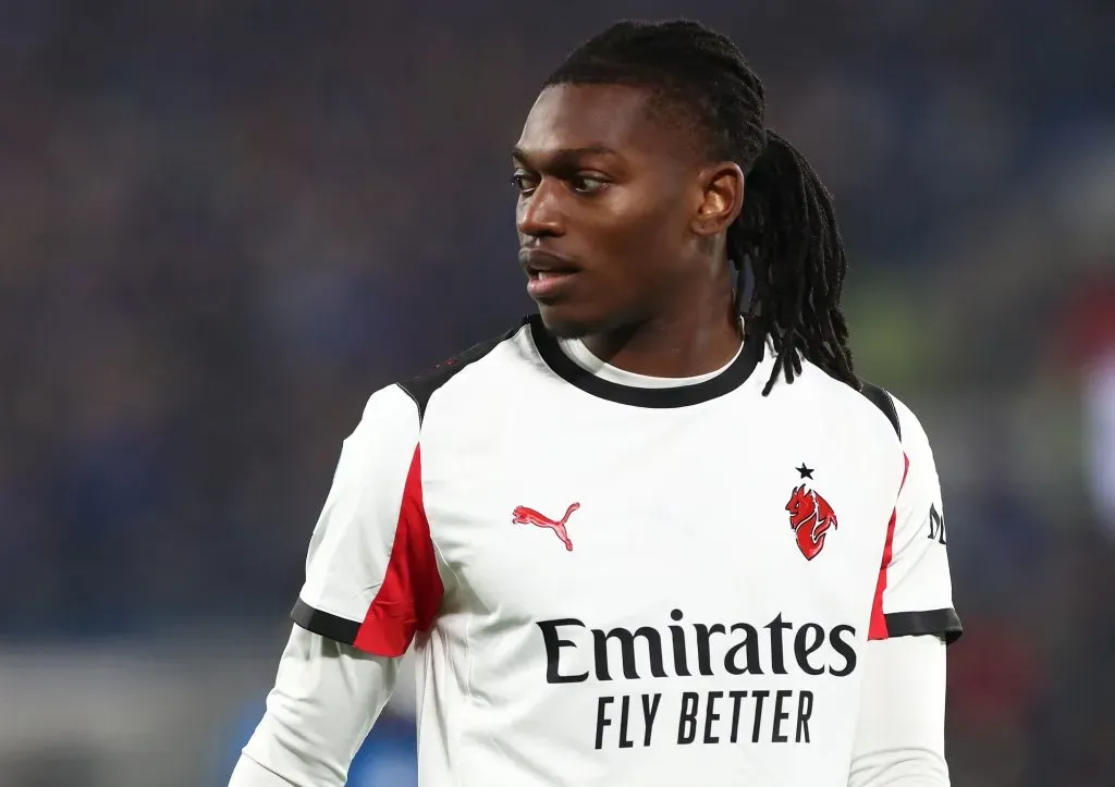 Segundo informações do portal TEAMtalk, Rafael Leão, do Milan, estaria disposto a ouvir boas propostas que cheguem da Premier League. O Arsenal tem interesse e informação chega como uma boa notícia. (Foto: Marco Luzzani/Getty Images)