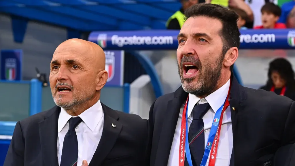 Luciano Spalletti e Gianluigi Buffon cantando durante o hino da Itália (Foto: Alessandro Sabattini/Getty Images)