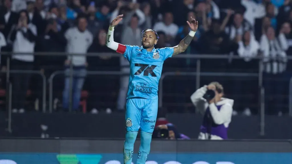 Neymar comemora após marcar gol durante partida do Brasileirão. Foto: Alexandre Schneider/Getty Images