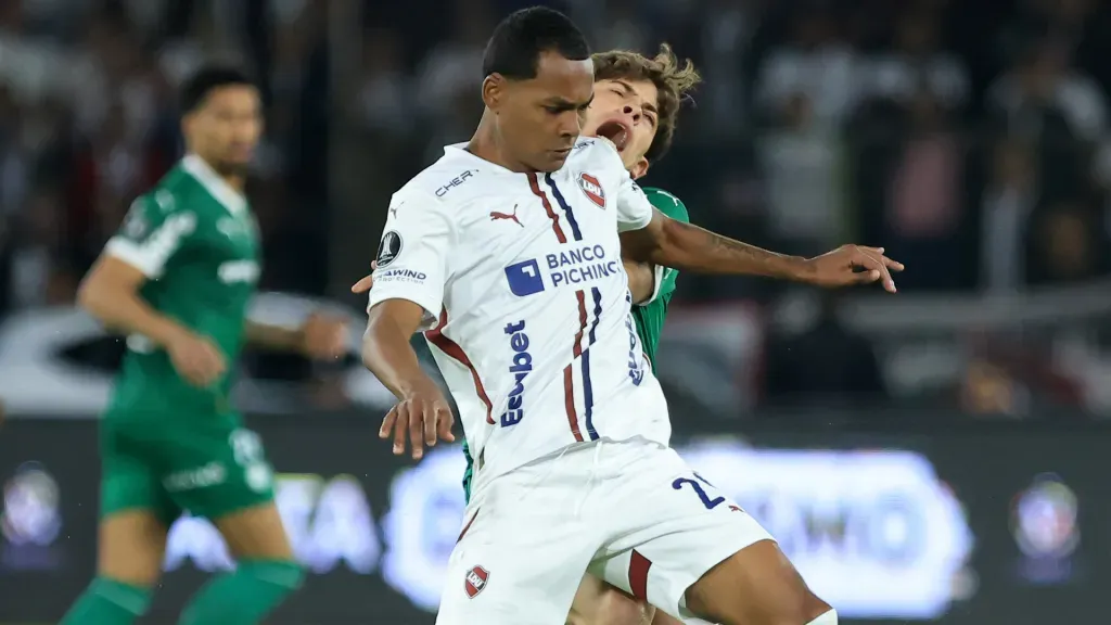 Bryan Ramírez durante LDU x Palmeiras (Foto: Franklin Jacome/Getty Images)