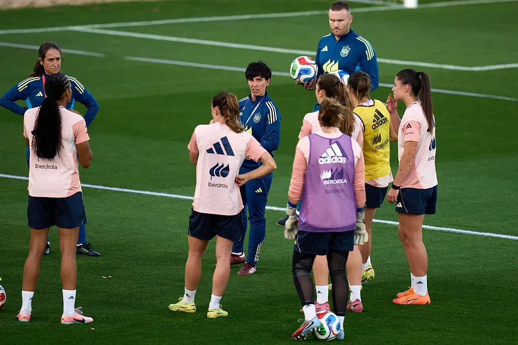 Sonia Bermúdez comanda treino da Espanha – Foto: Angel Martinez/Getty Images