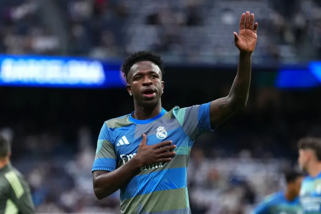Vinícius Júnior durante treino de aquecimento pelo Real Madrid (Photo by Angel Martinez/Getty Images)