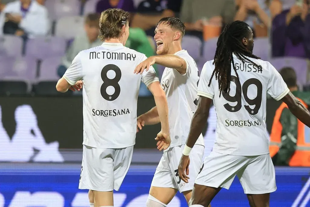 Sam Beukema, do SSC Napoli, comemora após marcar um gol com Scott McTominay, também do SSC Napoli, durante a partida da Serie A entre ACF Fiorentina e SSC Napoli, no Artemio Franchi, em 13 de setembro de 2025, em Florença, Itália. (Foto: Gabriele Maltinti/Getty Images)