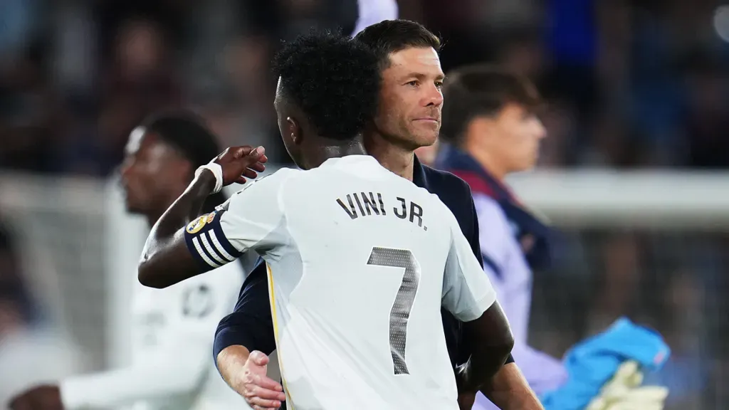 Vinicius Junior e Xabi Alonso após partida do Real Madrid (Foto: Aitor Alcalde/Getty Images)