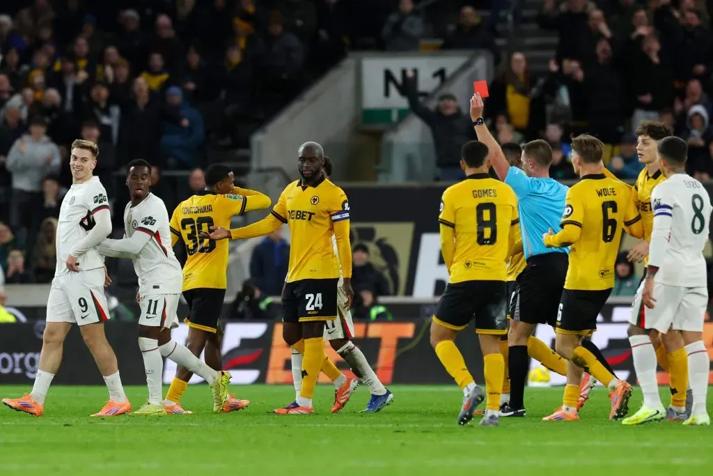 Liam Delap, do Chelsea, recebe um cartão vermelho do árbitro Thomas Bramall durante a partida da quarta rodada da Copa da Liga Inglesa entre Wolverhampton Wanderers e Chelsea, no Molineux, em 29 de outubro de 2025, em Wolverhampton, Inglaterra. (Foto de David Rogers/Getty Images)