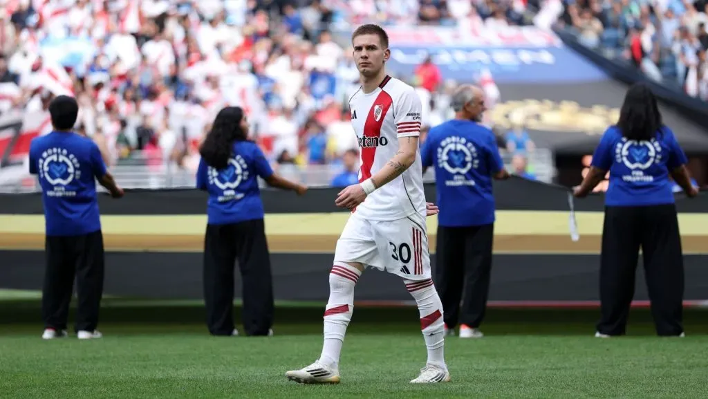 Franco Mastantuono assiste antes da partida da Copa do Mundo de Clubes. Foto: Buda Mendes/Getty Images