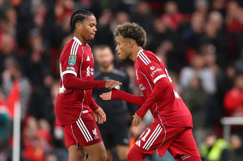 Jovem Rio Ngumoha, do Liverpool, é substituído por outro jovem, Trent Kone-Doherty, durante a partida da quarta rodada da Copa da Liga Inglesa entre Liverpool e Crystal Palace, em Anfield, em 29 de outubro de 2025, em Liverpool, Inglaterra. (Foto de Molly Darlington/Getty Images)