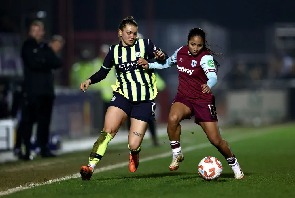 Jogadoras de Manchester City e West Ham brigam pela bola – Foto: James Fearn/Getty Images