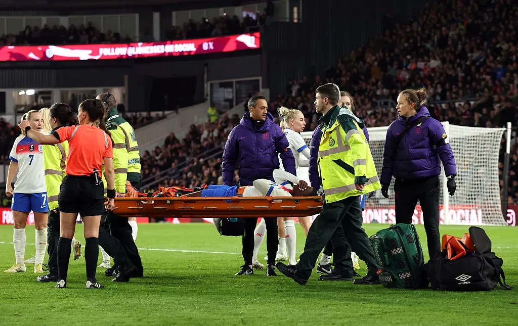 Angyemang deixou o gramado pouco tempo depois de entrar em campo – Foto: Nathan Stirk/Getty Images