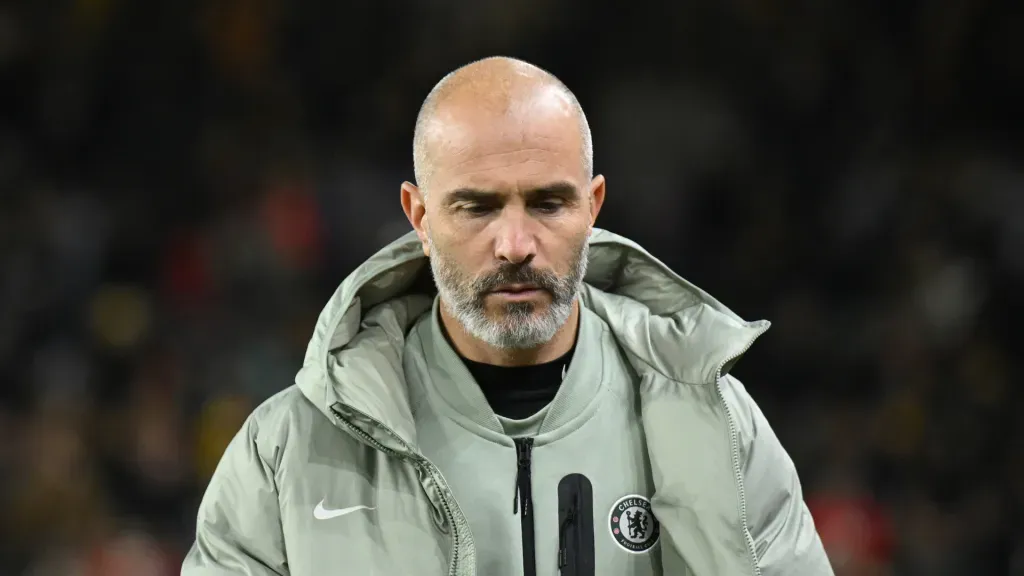 Enzo Maresca, olhando para baixo, durante partida do Chelsea