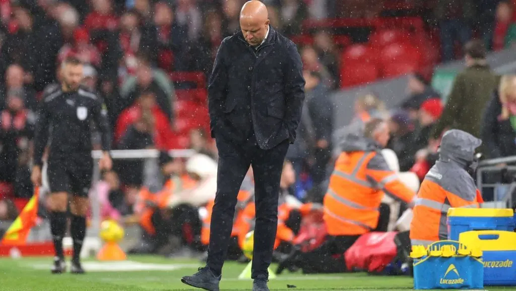 Arne Slot após perder partida da Carabao Cup. Foto: Molly Darlington/Getty Images