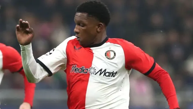 Givairo Read durante partida da Champions League 2024/25. Foto: Marco Luzzani/Getty Images