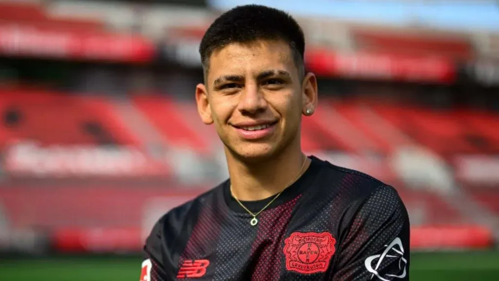 Claudio Echeverri vestindo a camisa 9 do Bayer Leverkusen