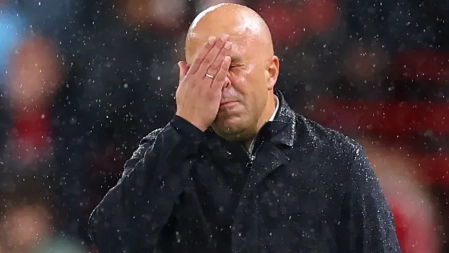 Arne Slot, técnico do Liverpool, sofre após derrota do time. Foto: Molly Darlington/Getty Images