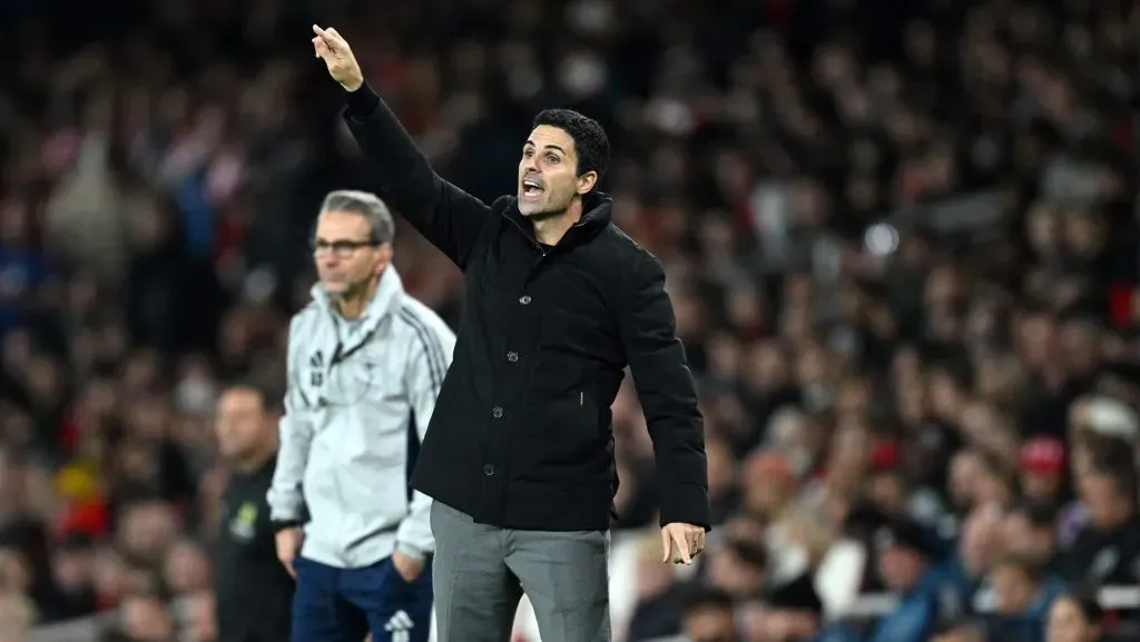 Mikel Arteta, técnico do Arsenal, gesticula ao dar instruções durante a partida da quarta rodada da Carabao Cup entre Arsenal e Brighton & Hove Albion, no Emirates Stadium, em 29 de outubro de 2025, em Londres, Inglaterra. (Foto: Shaun Botterill/Getty Images)