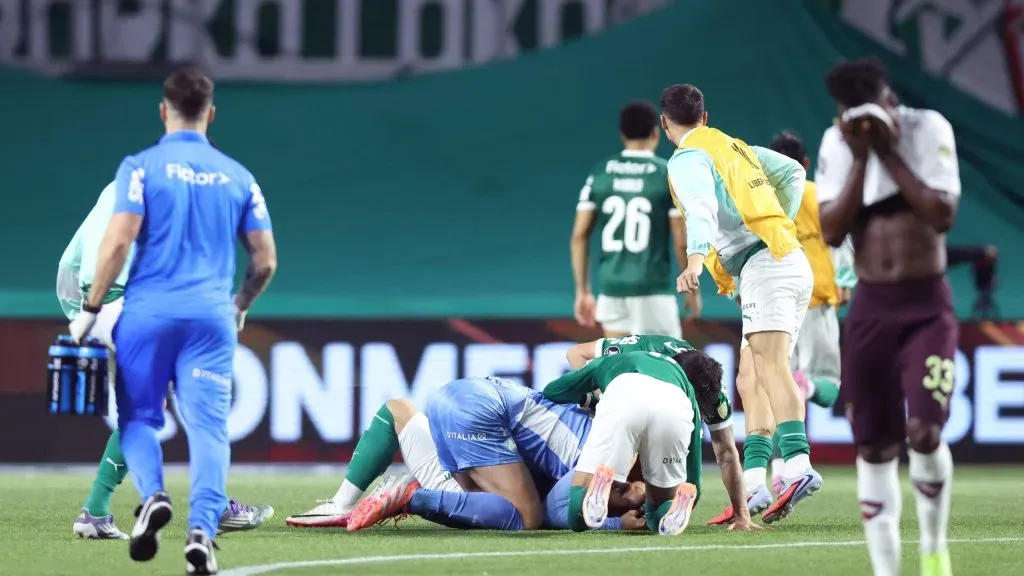 Abel Ferreira chorando após classificação histórica do Palmeiras. Foto: Alexandre Schneider/Getty Images
