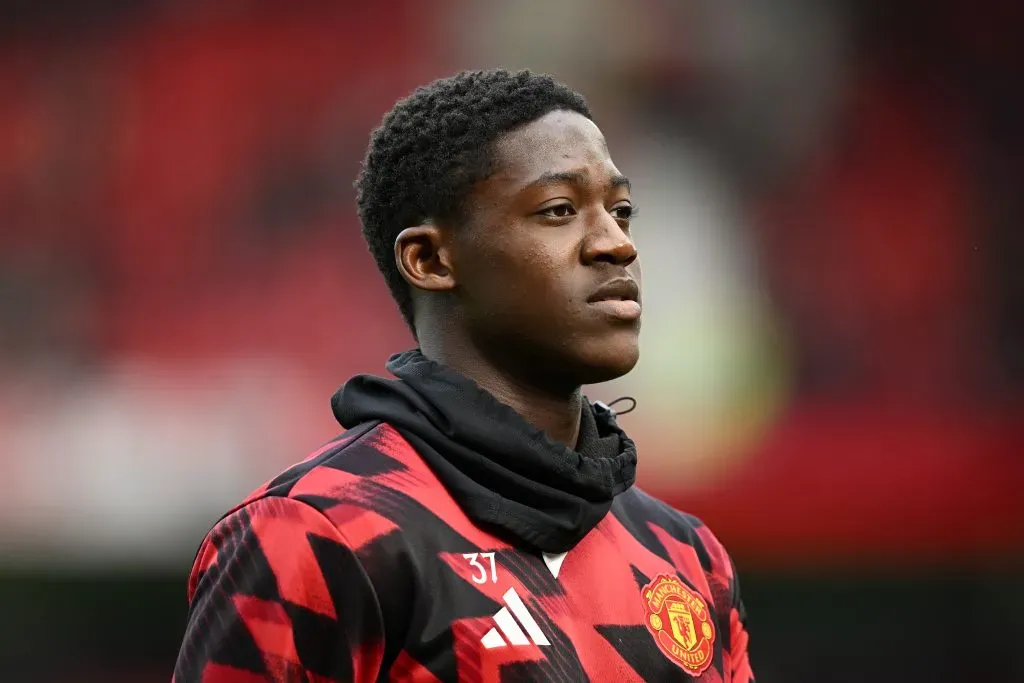 Mainoo também vem tendo pouco espaço no Manchester United (Foto: Gareth Copley/Getty Images)