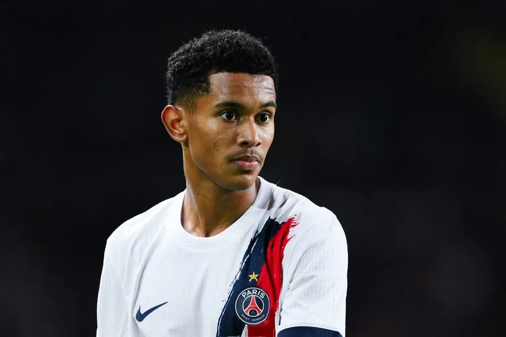 PSG quer a renovação de Senny Mayulu para afastar o interesse de outros clubes no meia de apenas 19 anos. Ele possui contrato até 2027 e o clube quer mantê-lo até 2030, segundo informações do jornalista Nico Schira. (foto: David Ramos/Getty Images)