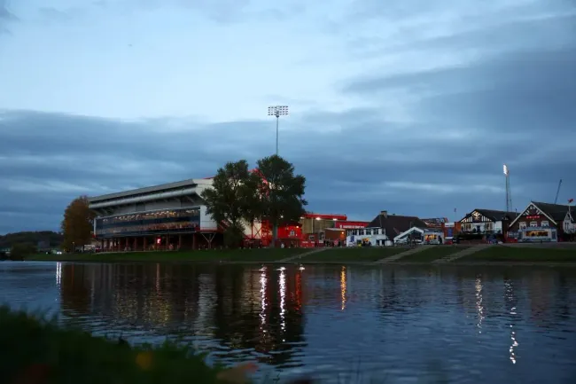 Visão geral da parte de fora do estádio The City Ground, onde ocorrerá a partida entre Forest e United, neste sábado (01). (Foto: Molly Darlington/Getty Images)